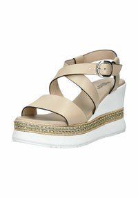 I sandali wedge beige presentano cinghie incrociate, una fibbia argentata e una suola a strati con materiale simile alla juta e gomma bianca sul fondo.