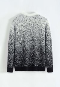 Pull en maille duveteuse avec un design dégradé, passant du blanc au noir. Il est doté d'un col rond et de poignets et d'un ourlet côtelés.