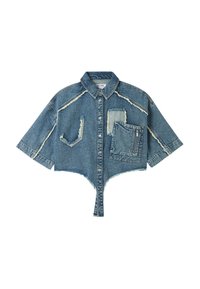 Camicetta in denim tagliata in azzurro chiaro con bordi sfilacciati, due tasche a toppa e una tasca frontale con zip. Colletto con bottoni e maniche corte.