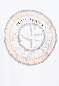 Logo circulaire avec de petits strass formant "PILZ JEANS" et des lettres superposées "N, P, L, C" au centre sur fond blanc.