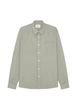 Camicia verde chiaro a maniche lunghe con bottoni, colletto, taschino sul petto a sinistra e bottoni bianchi lungo il centro davanti.