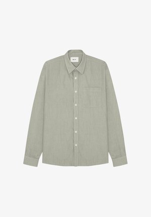 Camicia verde chiaro a maniche lunghe con bottoni, colletto, taschino sul petto a sinistra e bottoni bianchi lungo il centro davanti.