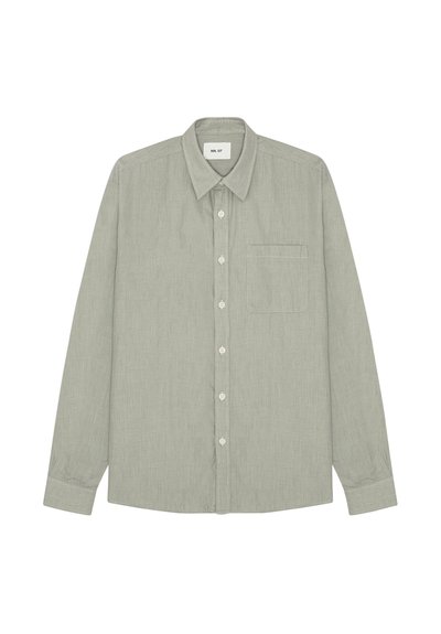 Hellgrünes langärmliges Hemd mit Kragen, Brusttasche auf der linken Seite und weißen Knöpfen in der Mitte vorne.