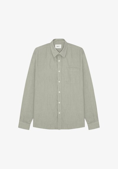 Hellgrünes langärmliges Hemd mit Kragen, Brusttasche auf der linken Seite und weißen Knöpfen in der Mitte vorne.