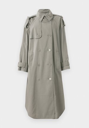 Doppelt geknöpfter Trenchcoat aus hellgrauem Stoff, mit Fronttaschen, Schulterklappen und umgeschlagenen Ärmeln. Glatte Textur.
