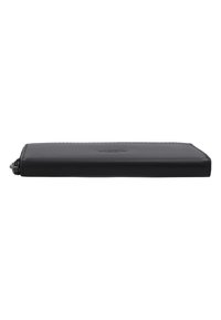 Cartera de cuero negra rectangular con cremallera, mostrada cerrada y acostada horizontalmente con el tirador de la cremallera visible en el lado izquierdo.