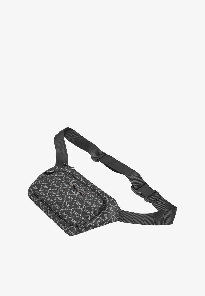 Schwarze Stoff-Gürteltasche mit geometrischem Muster, ausgestattet mit einer Reißverschlusstasche und verstellbarem Gurt. Kompakte, rechteckige Form mit texturierten Details.