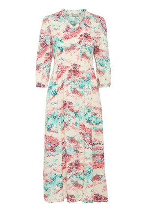 Ilgas, gėlių raštuotas suknelė su šviesiu fonu ir raudonais bei turkio spalvos motyvais, trijų ketvirtadalių rankovėmis ir V formos iškirpte.