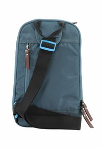Borsa a tracolla in nylon blu con una cintura nera, dotata di una tasca con zip sul davanti e dettagli in pelle marrone. Forma compatta e rettangolare.