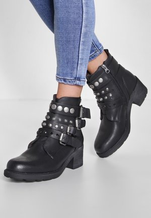 Botki kowbojki i motocyklowe