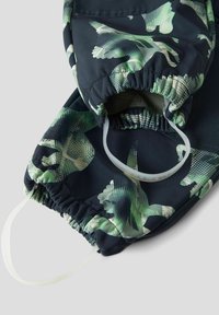 Meresinine mustriga kangas roheliste graafiliste mustritega. Omab elastseid avasid ja läbipaistvaid rihmasid. Sile tekstuur ja kogutud servad.