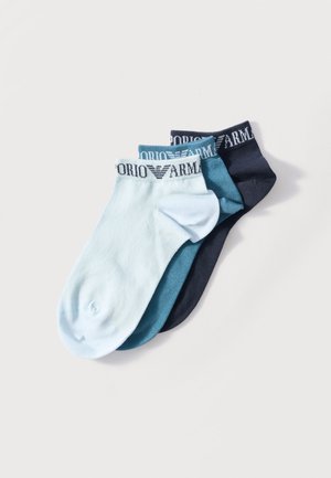 Kolm paari madala lõikega sokke helesinises, türkiissinises ja tumesinises värvitoonis, igaühel mansetil "ARMANI" bränding.