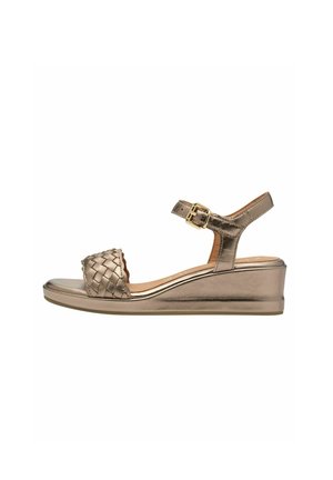 Bronze kile sandal med ankelrem, guld spænde og vævet frontbånd, vist fra siden på en hvid baggrund.