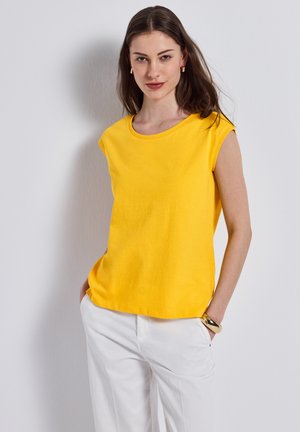 Geel T-shirt met korte mouwen en een ronde halsuitsnijding, gemaakt van zachte stof. Gekoeld met witte broeken, heeft een ontspannen pasvorm en een gladde textuur.