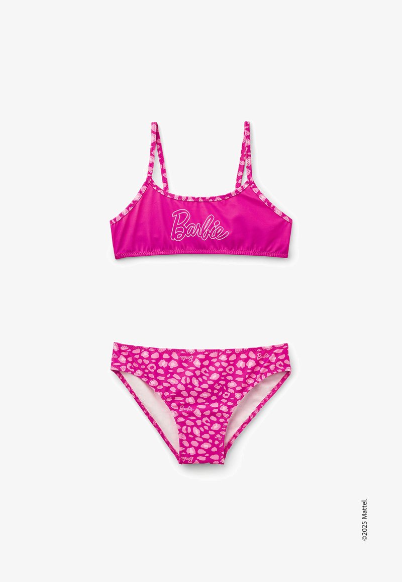 Ensemble de bikini rose vif comprenant un haut court avec le logo "Barbie" et des bretelles ajustables, accompagné d'un bas assorti orné d'un imprimé léopard ludique.