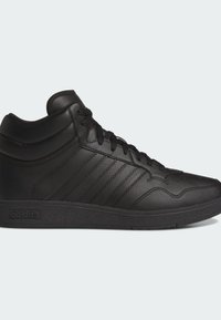 Baskets hautes noires en cuir synthétique lisse, dotées de six œillets, d'un col rembourré, d'accents texturés et de trois bandes sur le côté.