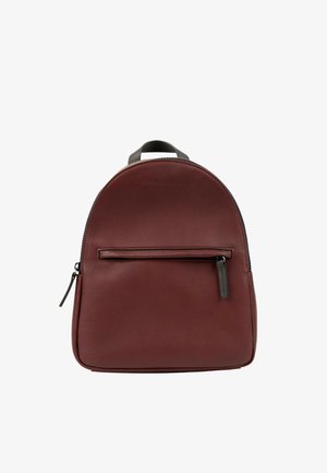 Petit sac à dos en cuir marron avec poche zippée à l'avant et poignée noire sur le dessus, présenté sur fond blanc.