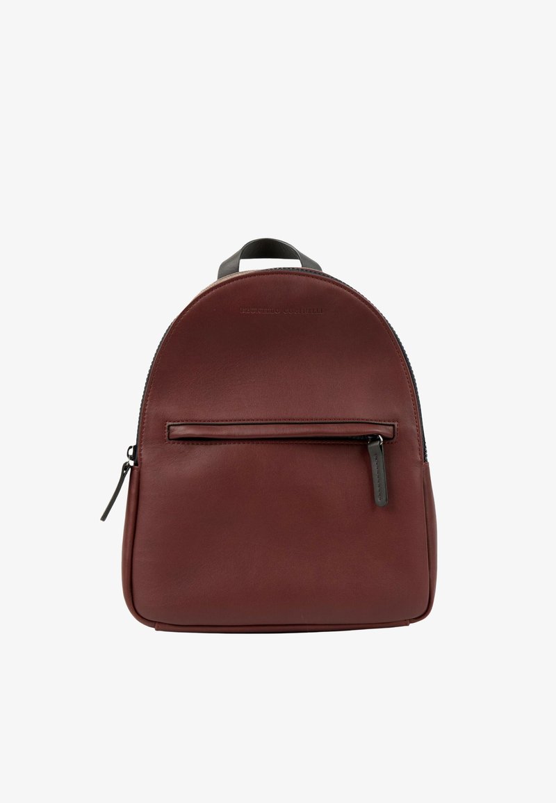 Petit sac à dos en cuir marron avec poche zippée à l'avant et poignée noire sur le dessus, présenté sur fond blanc.