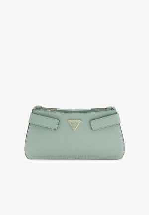 Pochette Guess vert menthe à finition texturée, logo triangulaire doré et deux accents de sangle horizontale sur le devant.
