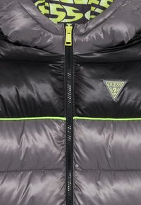 Guess JUNIOR PADDED HOODED JACKET - Zimná bunda - black/grey