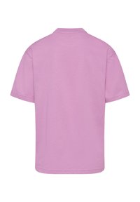 T-shirt uni violet clair à manches courtes et col rond, vu de dos avec des détails de couture visibles sur les manches et l’ourlet.