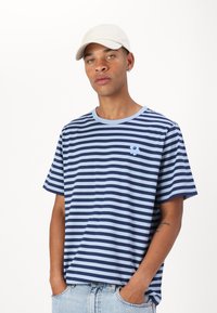 Marimekko TASARAITA UNISEX - Tricou basic - light blue