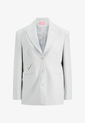 Lichtgrijs colbert met een notched revers, sluiting met één knoop, twee voorzakken en een extra schuine zakdetail aan de linkerkant.
