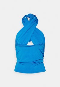 Modrý halter top vyrobený z jemné látky, se zkrouceným designem v oblasti výstřihu a nabíranou strukturou kolem pasu.