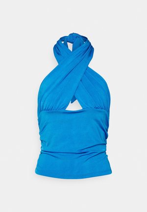 Blauwe haltertop van zachte stof, met een gedraaide ontwerp bij de halslijn en een geplooide textuur rond de taille.