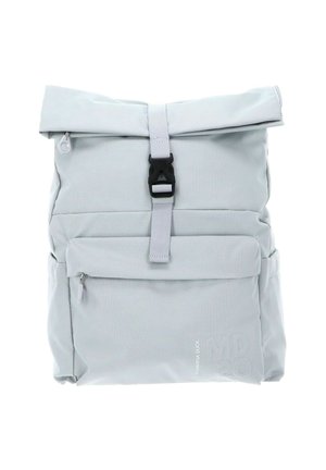 Sac à dos gris clair à rabat roulé en matériau résistant, doté d'une poche avant, d'une fermeture à boucle noire et d'un logo de marque embossé.