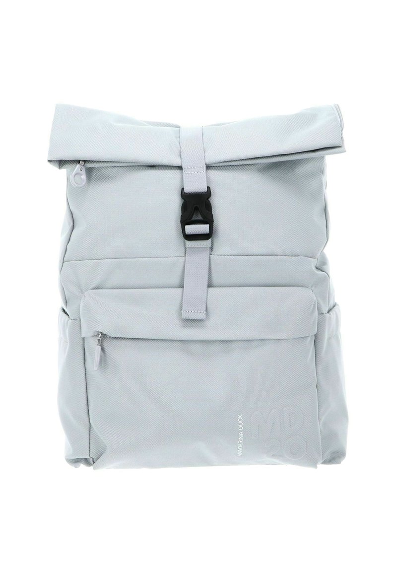 Sac à dos gris clair à rabat roulé en matériau résistant, doté d'une poche avant, d'une fermeture à boucle noire et d'un logo de marque embossé.