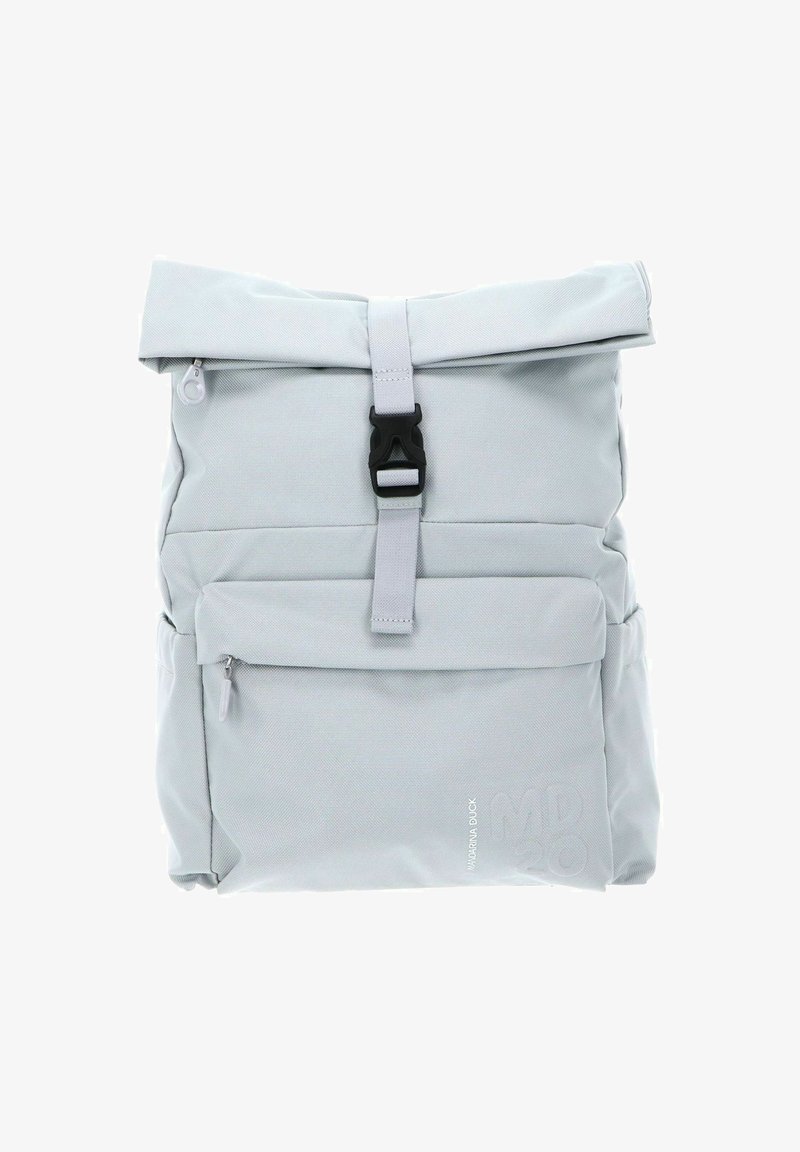 Sac à dos gris clair à rabat roulé en matériau résistant, doté d'une poche avant, d'une fermeture à boucle noire et d'un logo de marque embossé.