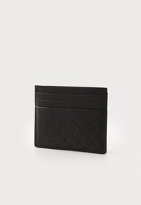 Porte-cartes en cuir noir avec motif embossé, plusieurs emplacements pour cartes, forme structurée et texture lisse à l'avant et à l'arrière.