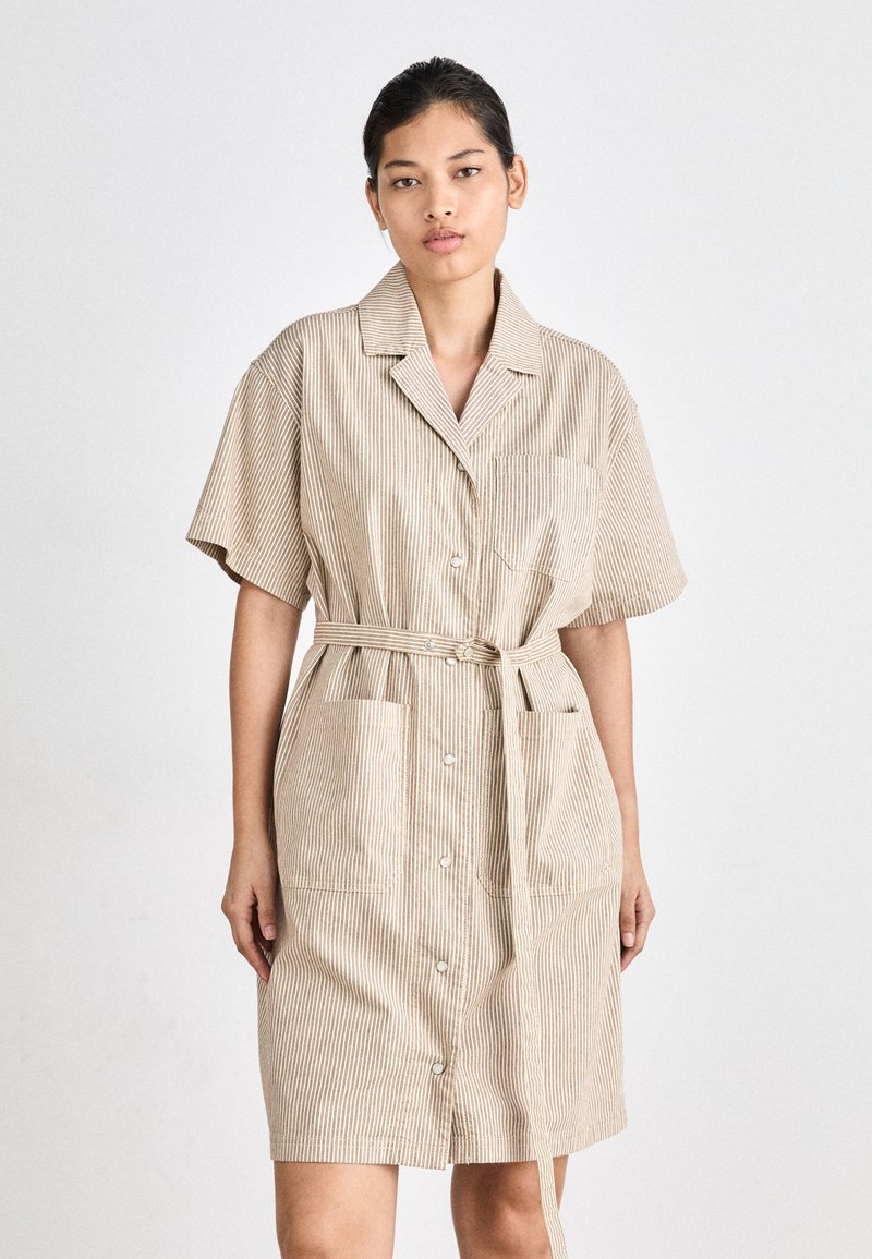 Stripet, beige knapp-up kjole med korte ermer, krage, sidelommer og belted midje for justerbar passform. Glatt bomullstekstur.