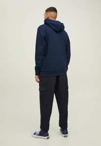Jack & Jones JJELOGO HOOD - Bluza z kapturem