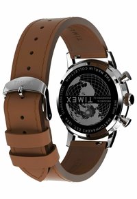 Bracelet en cuir marron avec des détails cousus, boîtier en acier inoxydable, cadran noir mettant en avant une carte du monde et des accents argentés, étanche jusqu'à 50 mètres.