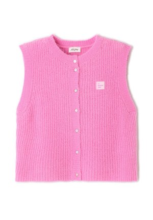 Rosa gestrickte Weste mit rundem Ausschnitt, Knopfverschluss und Etikett mit "LA MAISON AMY", hergestellt aus flauschigem Garn für eine weiche Textur.