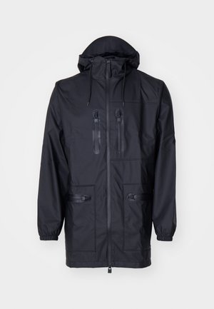 Czarna wodoodporna kurtka z kapturem, zapinana na suwak z przodu, z dwoma pionowymi kieszeniami na piersi zapinanymi na suwak oraz dwoma dużymi dolnymi kieszeniami z klapami.