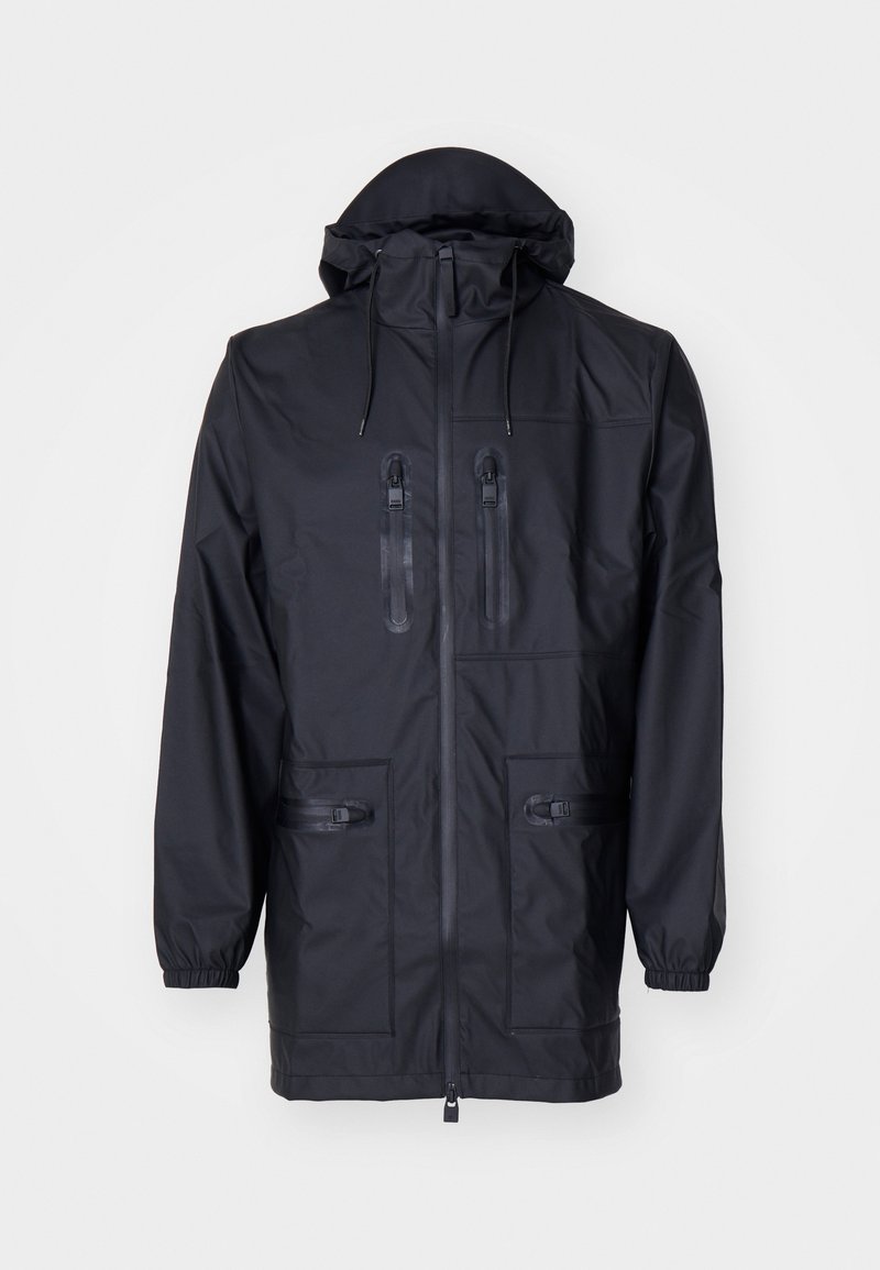 Veste imperméable noire à capuche avec fermeture éclair frontale, deux poches poitrine verticales avec fermeture éclair et deux grandes poches inférieures à rabat.