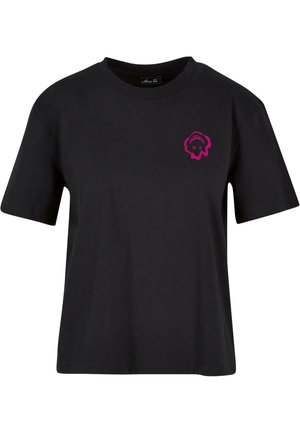 Camiseta negra de manga corta con cuello redondo y pequeño gráfico rosa en el lado izquierdo del pecho que parece una calavera estilizada o una forma abstracta.