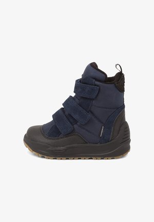 Bottes imperméables bleu marine avec trois bandes Velcro, un dessus en suede texturé et textile, et une semelle en caoutchouc noir durable.