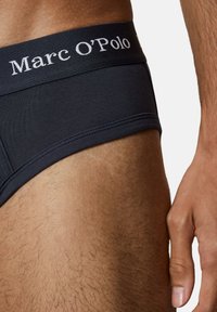Czarne męskie majtki z miękkim elastycznym pasem z logo "Marc O’Polo". Gładki materiał i dopasowany krój podkreślają smukłą sylwetkę.