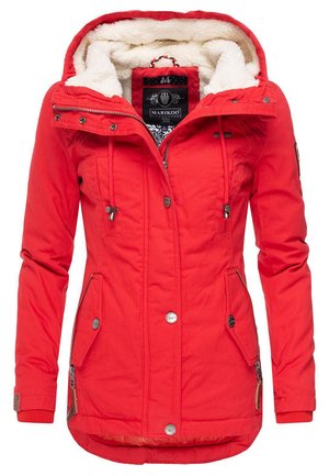 Rode winterjas met een donzige witte voering, rits aan de voorkant, verstelbare trekkoorden, meerdere zakken en een capuchon.