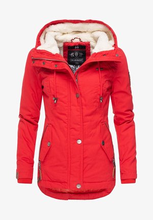 Rote Winterjacke mit flauschigem weißen Innenfutter, Reißverschluss vorne, verstellbaren Kordeln, mehreren Taschen und einer Kapuze.