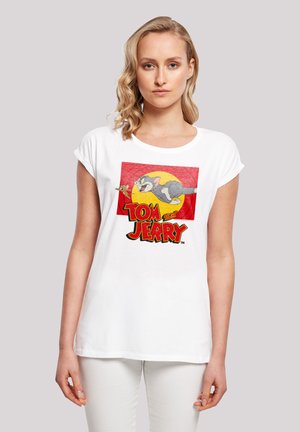 Weißes T-Shirt mit buntem Grafikdesign und dem Text "Tom und Jerry", das Cartoonfiguren auf einem roten Hintergrund zeigt. Kurze Ärmel.