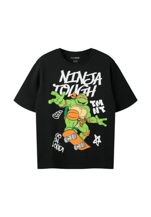 T-shirt noir avec une Tortue Ninja Mutante Adolescent colorée en skateboard, accompagné du texte "Ninja Tough," "T M N T," et "Go In Loud!"