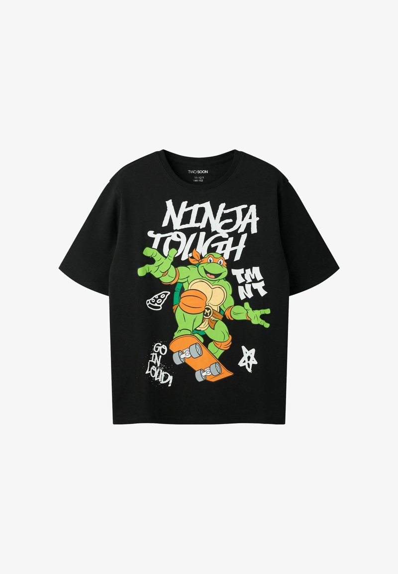 Μαύρο T-shirt με πολύχρωμο Teenage Mutant Ninja Turtle που κάνει skateboarding, συνοδευόμενο από το κείμενο "Ninja Tough," "T M N T," και "Go In Loud!"