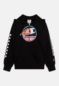 Felpa nera con zip, dotata di un grande logo grafico sul petto, motivo a scacchi su una manica e testo lungo l'altra manica.