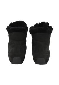 Zwarte suède enkellaarzen met een zachte bontvoering bij de kraag, voorzien van een duurzame rubberen zool en eenvoudige stikseldetails aan de zijkanten.