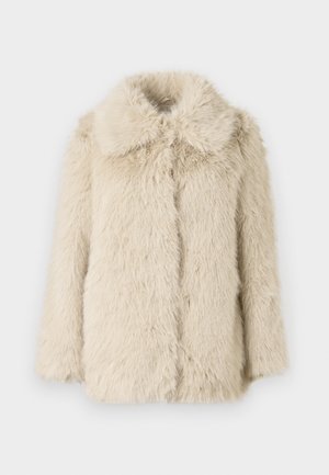 Beige Kunstfellmantel mit einer weichen, flauschigen Textur, ausgestattet mit einem breiten Kragen und einem lockeren Schnitt. Die vordere Verschlussleiste ist verdeckt für einen nahtlosen Look.